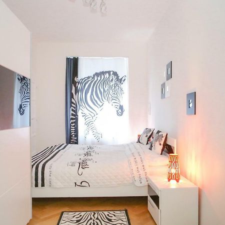 Stylish Apartment A Few Steps From Metro Praga Esterno foto