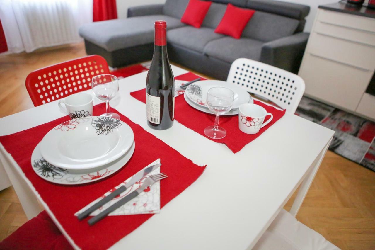 Stylish Apartment A Few Steps From Metro Praga Esterno foto