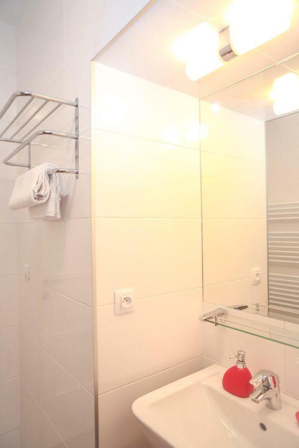 Stylish Apartment A Few Steps From Metro Praga Esterno foto