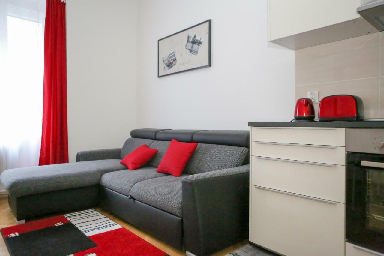 Stylish Apartment A Few Steps From Metro Praga Esterno foto