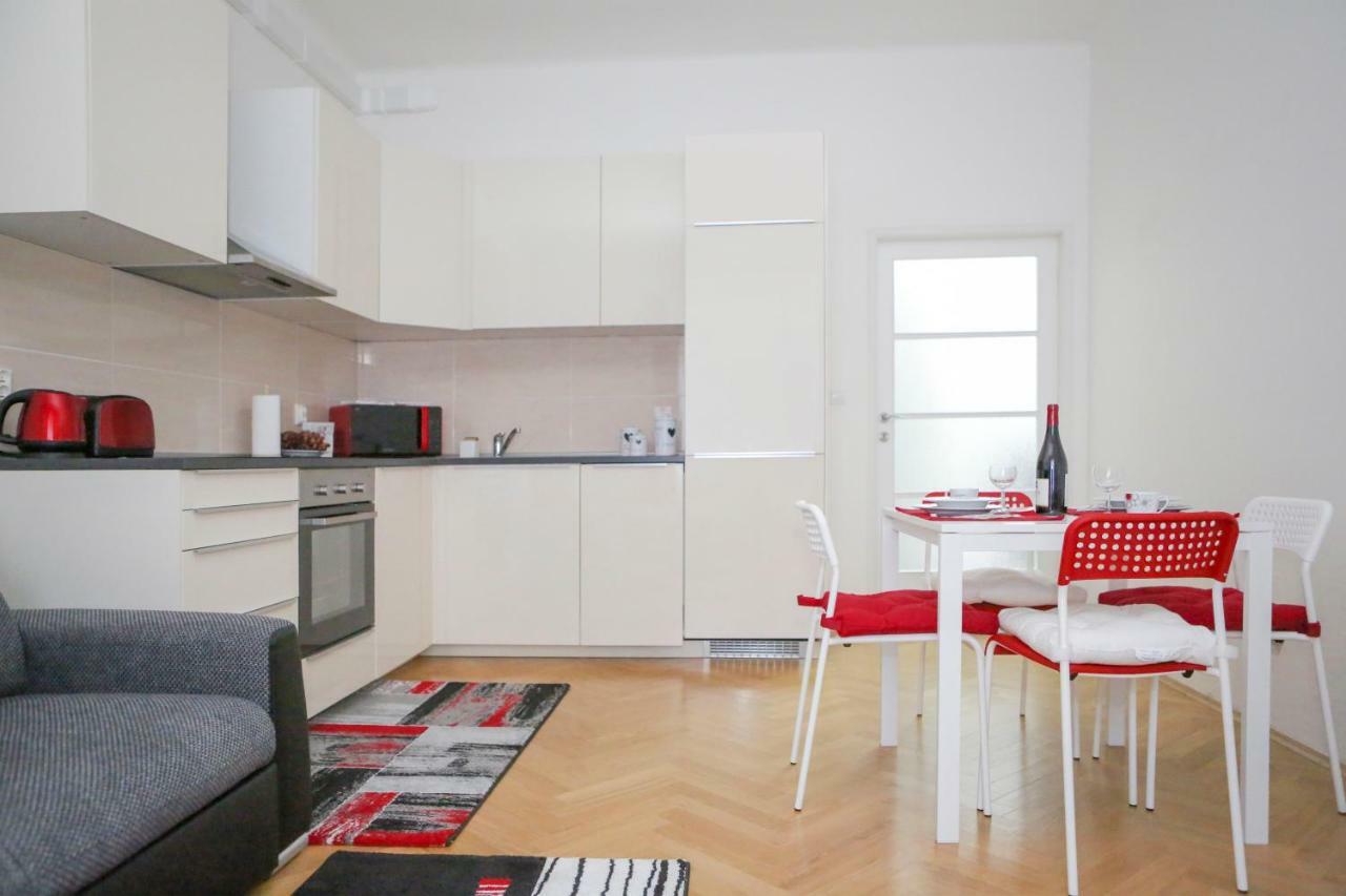 Stylish Apartment A Few Steps From Metro Praga Esterno foto