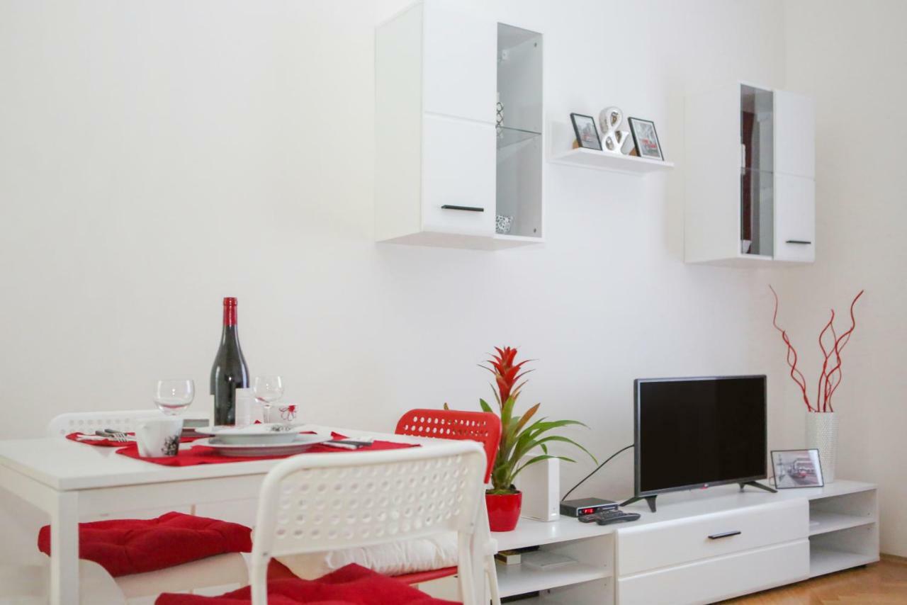 Stylish Apartment A Few Steps From Metro Praga Esterno foto