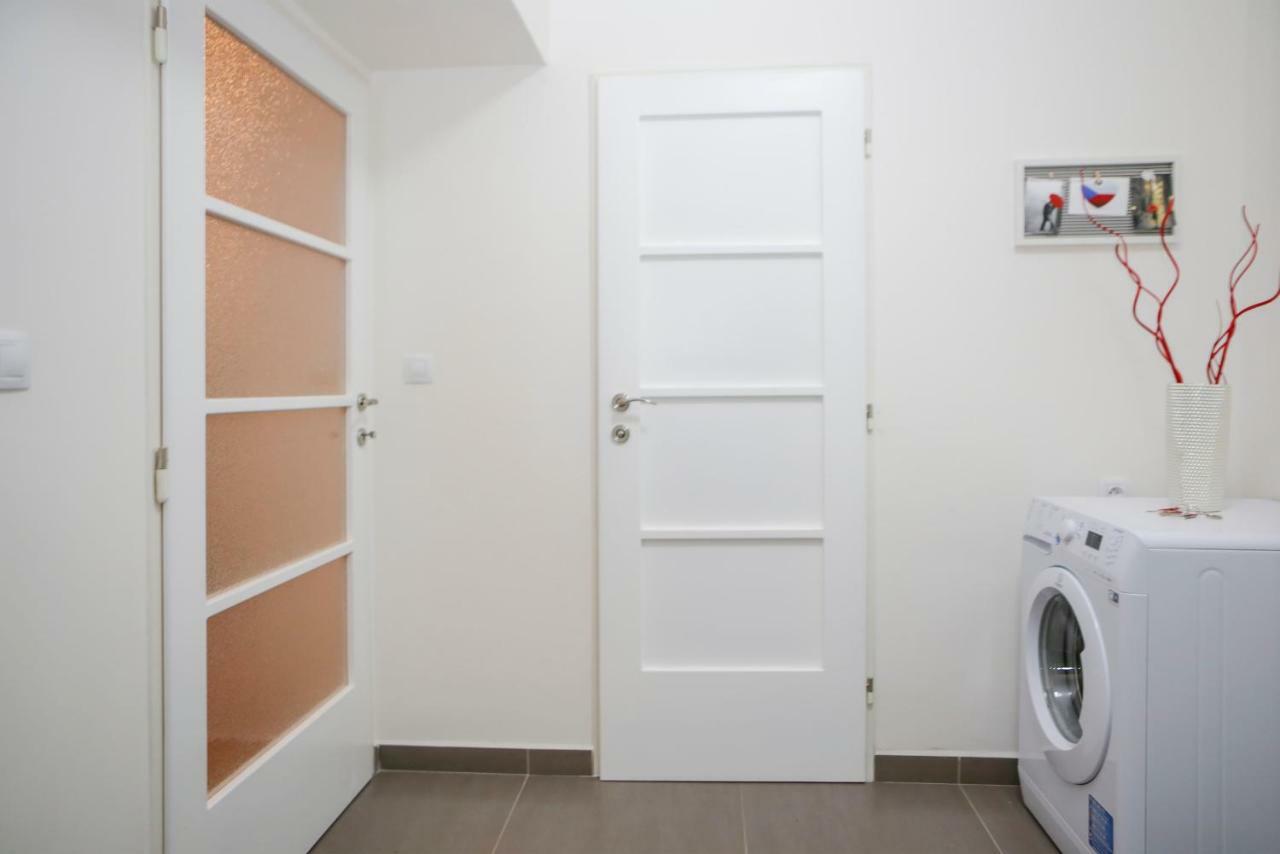 Stylish Apartment A Few Steps From Metro Praga Esterno foto