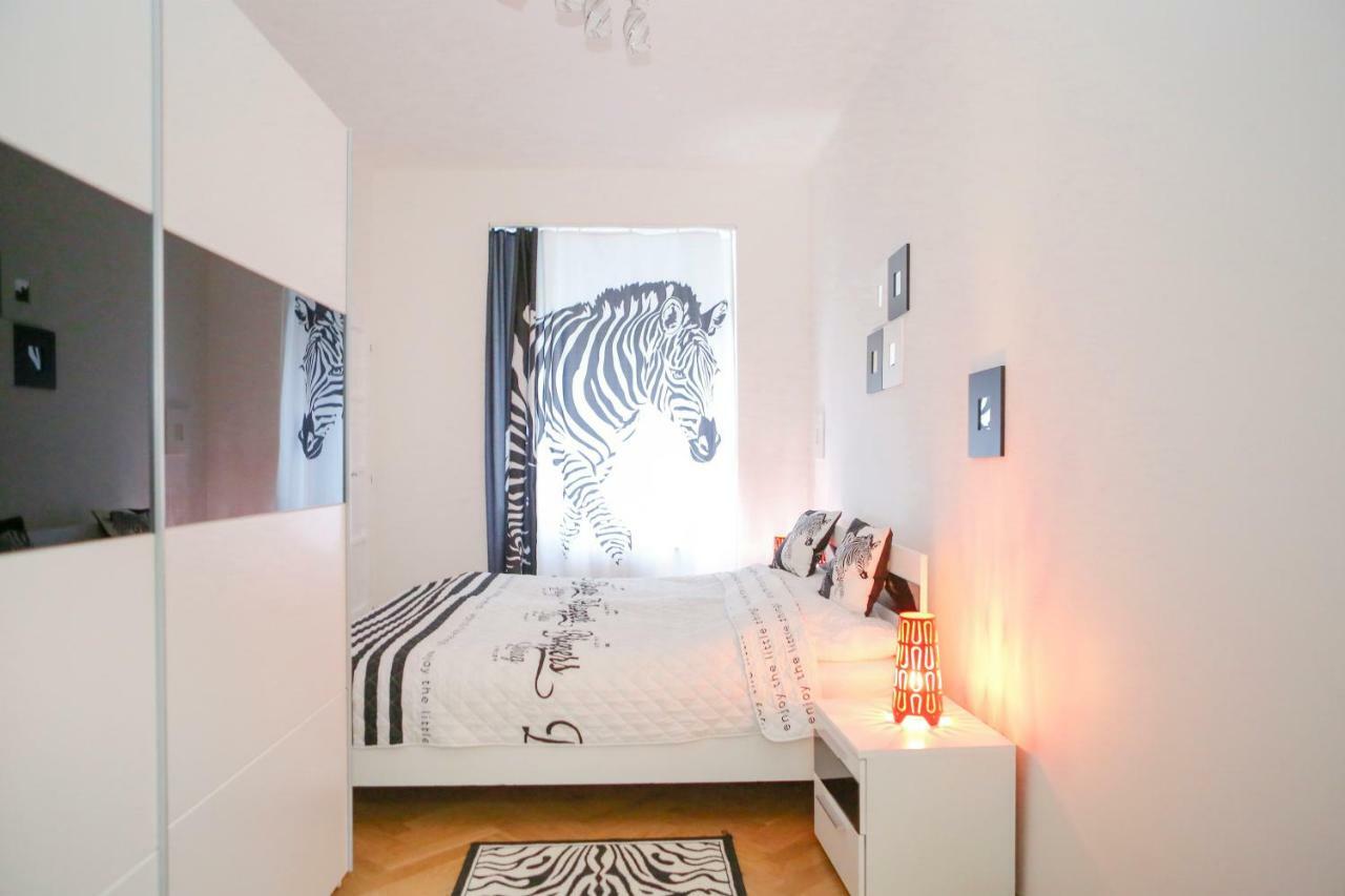 Stylish Apartment A Few Steps From Metro Praga Esterno foto