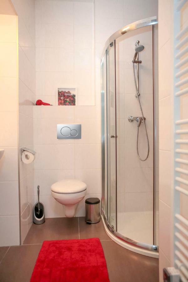 Stylish Apartment A Few Steps From Metro Praga Esterno foto